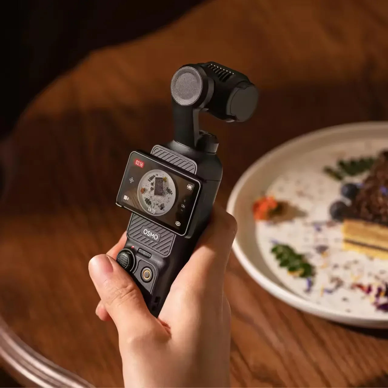 Pocket 3 Vlogging Camera—your ultimate vlogging tool Fast Focusing