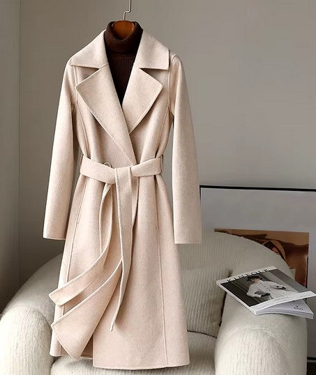 Premium double-faced cashmere, this coat is ideal for the cooler seasons.